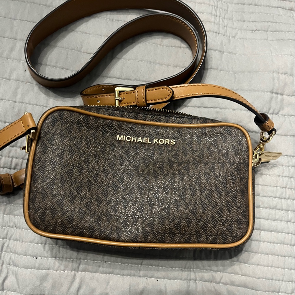 Michael Kors Connie Camera crossbody